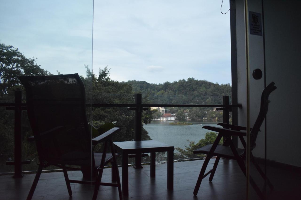 Lotus Lake Residence Kandy Extérieur photo